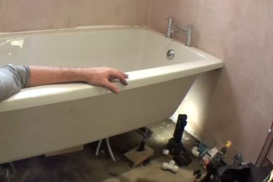Как установить чугунную ванну своими руками?