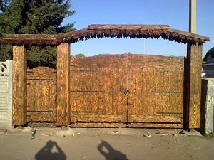 фото: двустворчатые ворота с калиткой