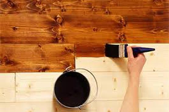 Процесс покраски деревянного дома