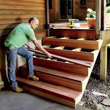 Подготовка поверхности деревянной лестницы к покраске-3
