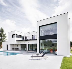 Великолепный белый двухэтажный дом