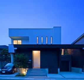 Дом с двухцветным фасадом