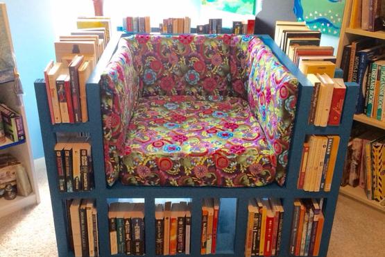 Как сделать кресло с полкой для книг